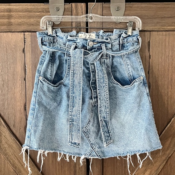 We The Free East of Eden High Rise Raw Hem Waist Tie Denim Min Skirt Size 27 EUC - Picture 2 of 9